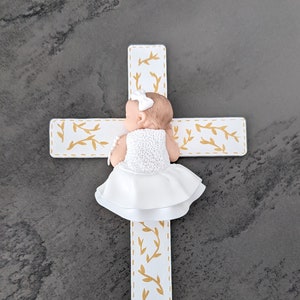 plaque croix avec bébé miniature fille et vêtement de baptême noeud + chapelet