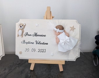 plaque chevalet décorative avec bébé miniature fille et doudou pour cadeau baptême anniversaire naissance