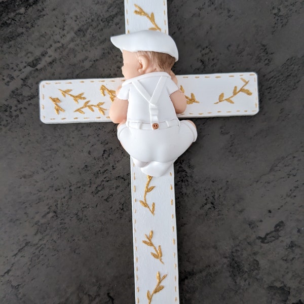 plaque croix avec bébé miniature garçon vêtement de baptême