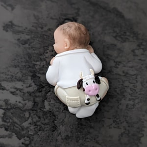 miniature bébé garçon avec son doudou vache pour naissance, baptême anniversaire image 1