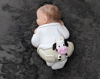 miniature bébé garçon avec son doudou vache pour naissance, baptême anniversaire