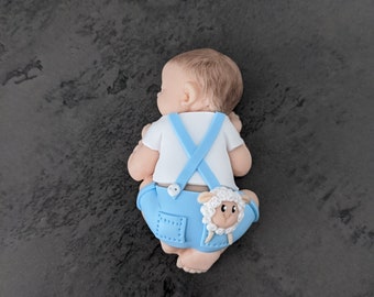 PLUSIEURS MODELES Bébé  miniature garçon avec short  et son doudou mouton pour baptême, anniversaire, naissance