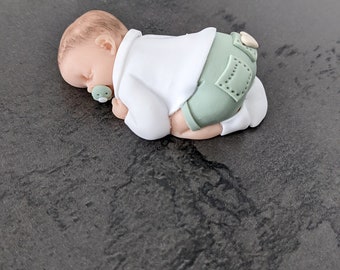 Bébé  miniature garçon avec vêtement short vert et coeur beige  blanc   pour baptême, anniversaire, naissance