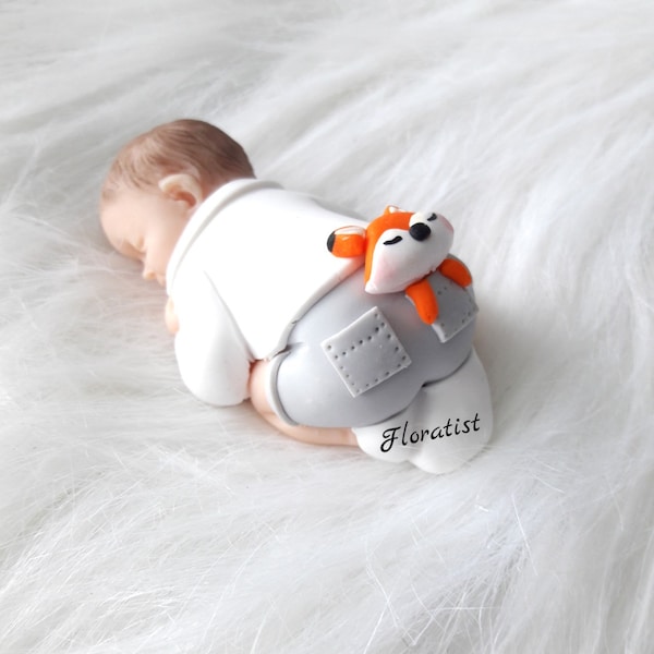 PLUSIEURS MODELES Bébé  miniature garçon avec vêtement costume de baptême  et son doudou  pour baptême, anniversaire, naissance