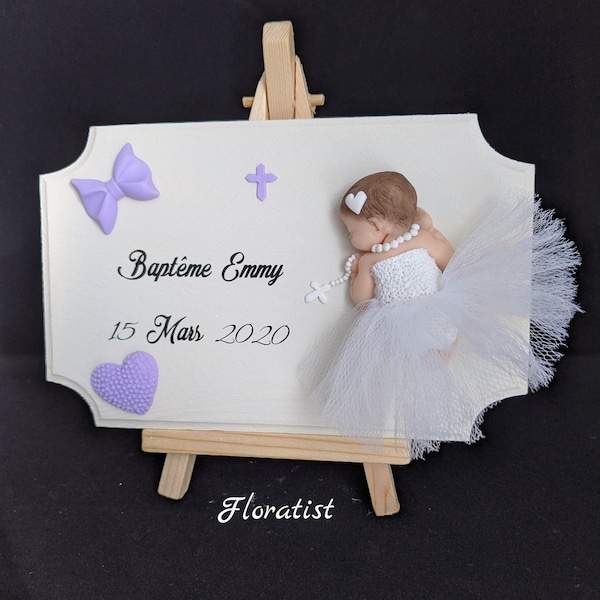PLUSIEURS MODELES plaque bois sur chevalet avec bébé miniature fillette robe tutu à personnaliser  pour baptême avec prénom et date