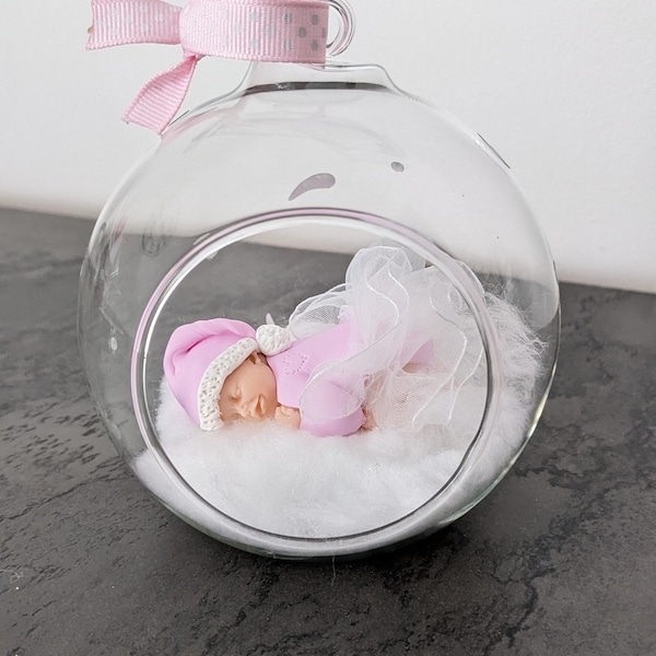 boule en verre ou plastique avec bebe en robe de Noël rose miniature mon premier Noel à personnaliser