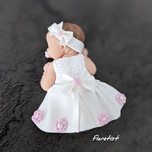 PLUSIEURS MODELES Bébé Louna fille avec robe blanche et noeud miniature en fimo à personnaliser pour baptême, anniversaire, naissance fleur rose