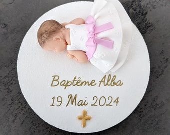 plaque fille Alba avec robe blanche et touche rose effet brodé pour baptême, anniversaire personnalisable
