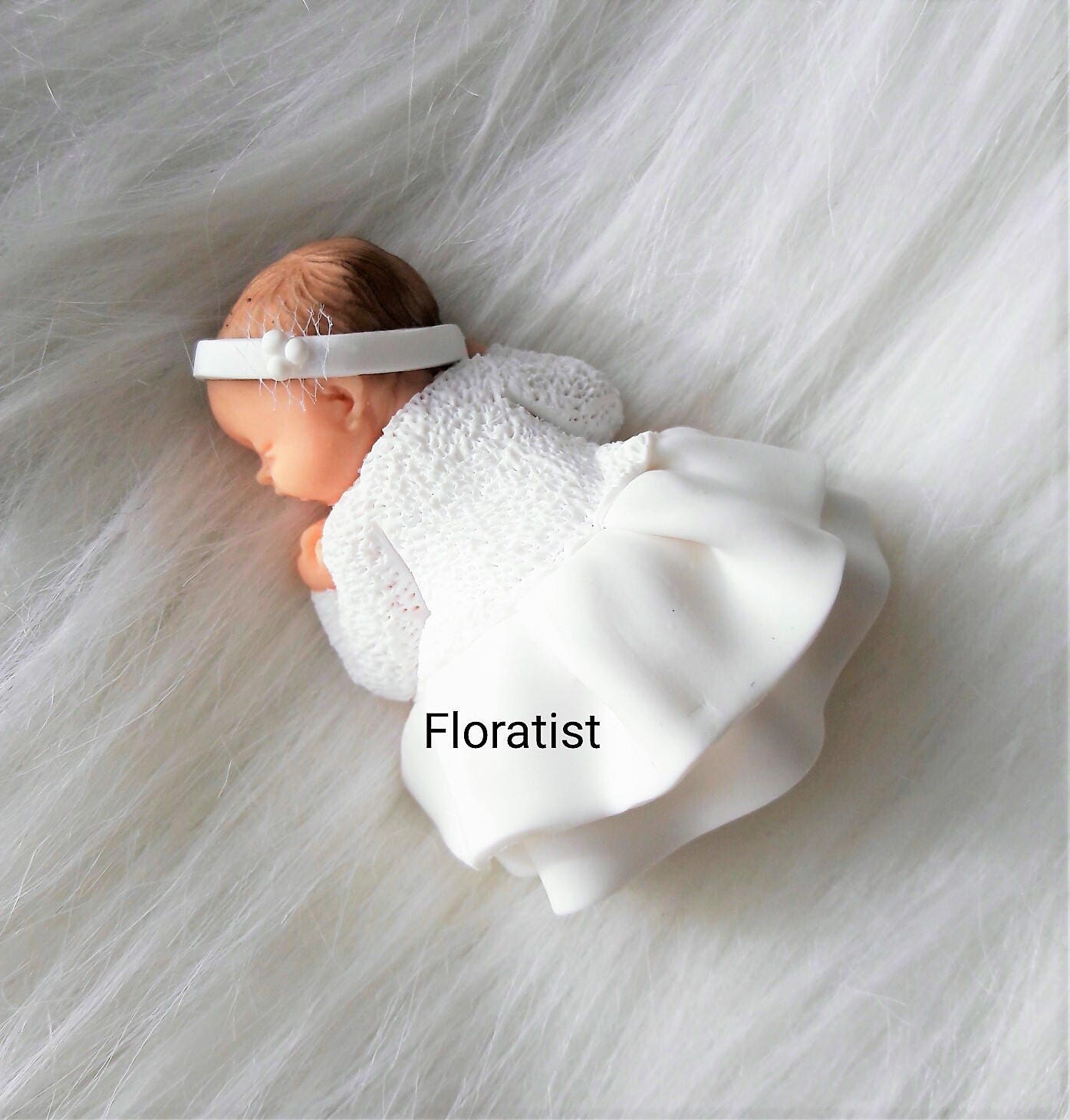 Bébé Miniature Fille avec Robe Blanche de Baptême en Fimo à Personnaliser Pour Baptême, Anniversaire