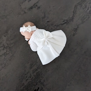 PLUSIEURS MODELES Bébé Louna fille avec robe blanche et noeud miniature en fimo à personnaliser pour baptême, anniversaire, naissance version hiver
