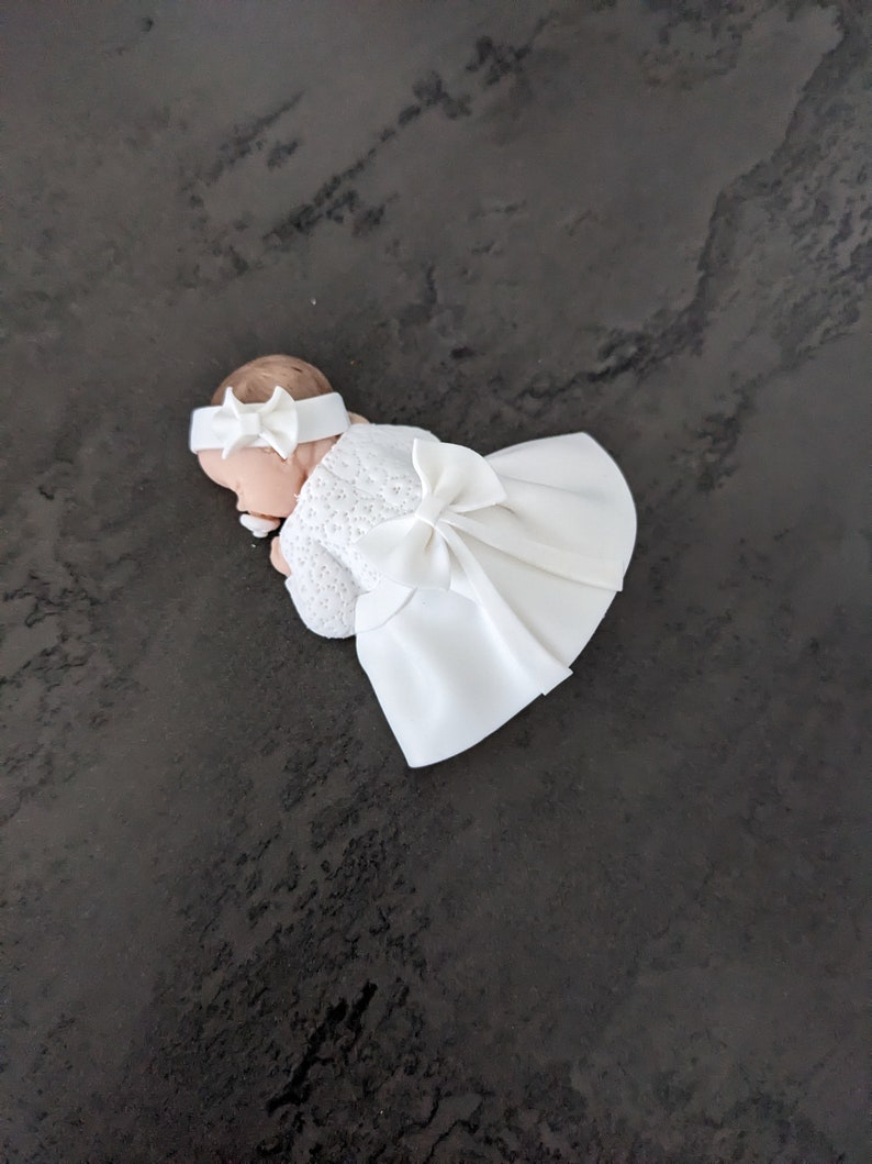 PLUSIEURS MODELES Bébé Louna fille avec robe blanche et noeud miniature en fimo à personnaliser pour baptême, anniversaire, naissance version hiver