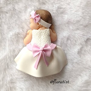 PLUSIEURS MODELES Bébé Louna fille avec robe blanche et noeud miniature en fimo à personnaliser pour baptême, anniversaire, naissance modèle noeud rose