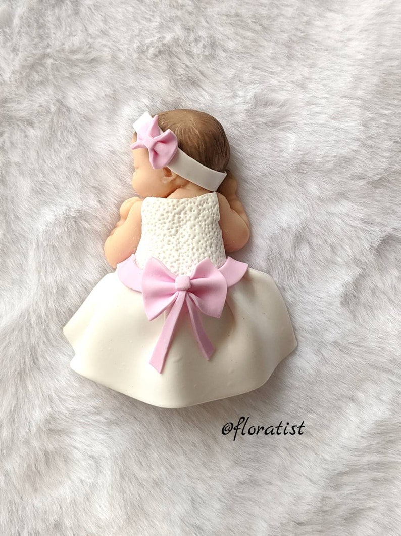 PLUSIEURS MODELES Bébé Louna fille avec robe blanche et noeud miniature en fimo à personnaliser pour baptême, anniversaire, naissance modèle noeud rose