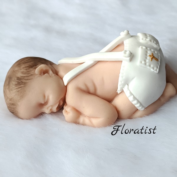 Plusieurs Modeles Bébé  miniature garçon avec short à bretelle blanc vêtement bapteme avec croix or  fimo, anniversaire, naissance