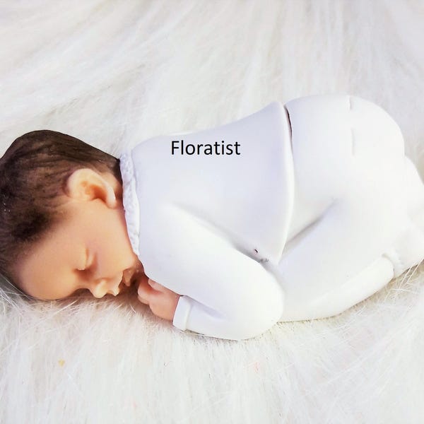 Bébé  miniature garçon avec vêtement costume de baptême blanc fimo à personnaliser  pour baptême, anniversaire, naissance