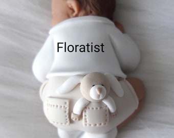 Bébé  miniature garçon avec vêtement costume de baptême blanc et beige et son doudou lapin  pour baptême, anniversaire, naissance