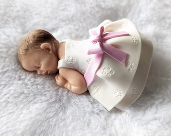 Bébé Alba -  fille avec robe  blanche  double volant et motif fleur en fimo à personnaliser  pour baptême, anniversaire, naissance