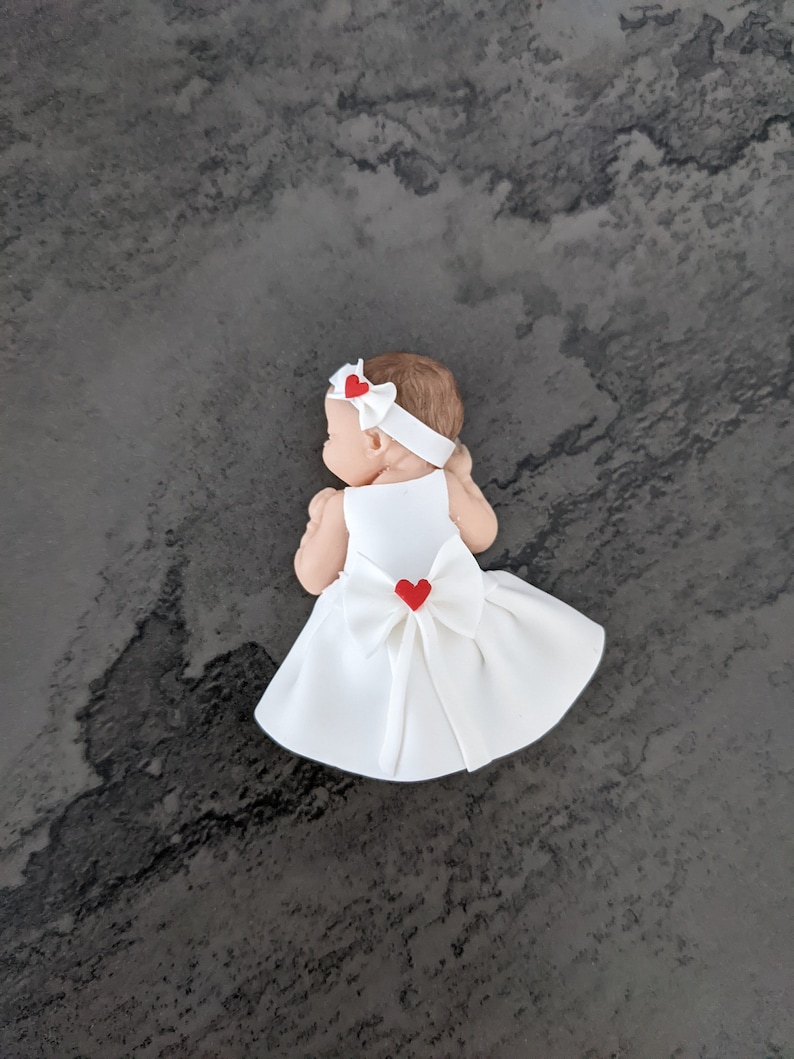 PLUSIEURS MODELES Bébé Louna fille avec robe blanche et noeud miniature en fimo à personnaliser pour baptême, anniversaire, naissance version coeur