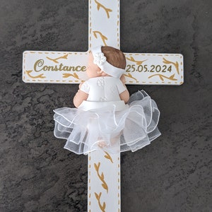 plaque croix avec bébé miniature fille et vêtement de baptême bandeau