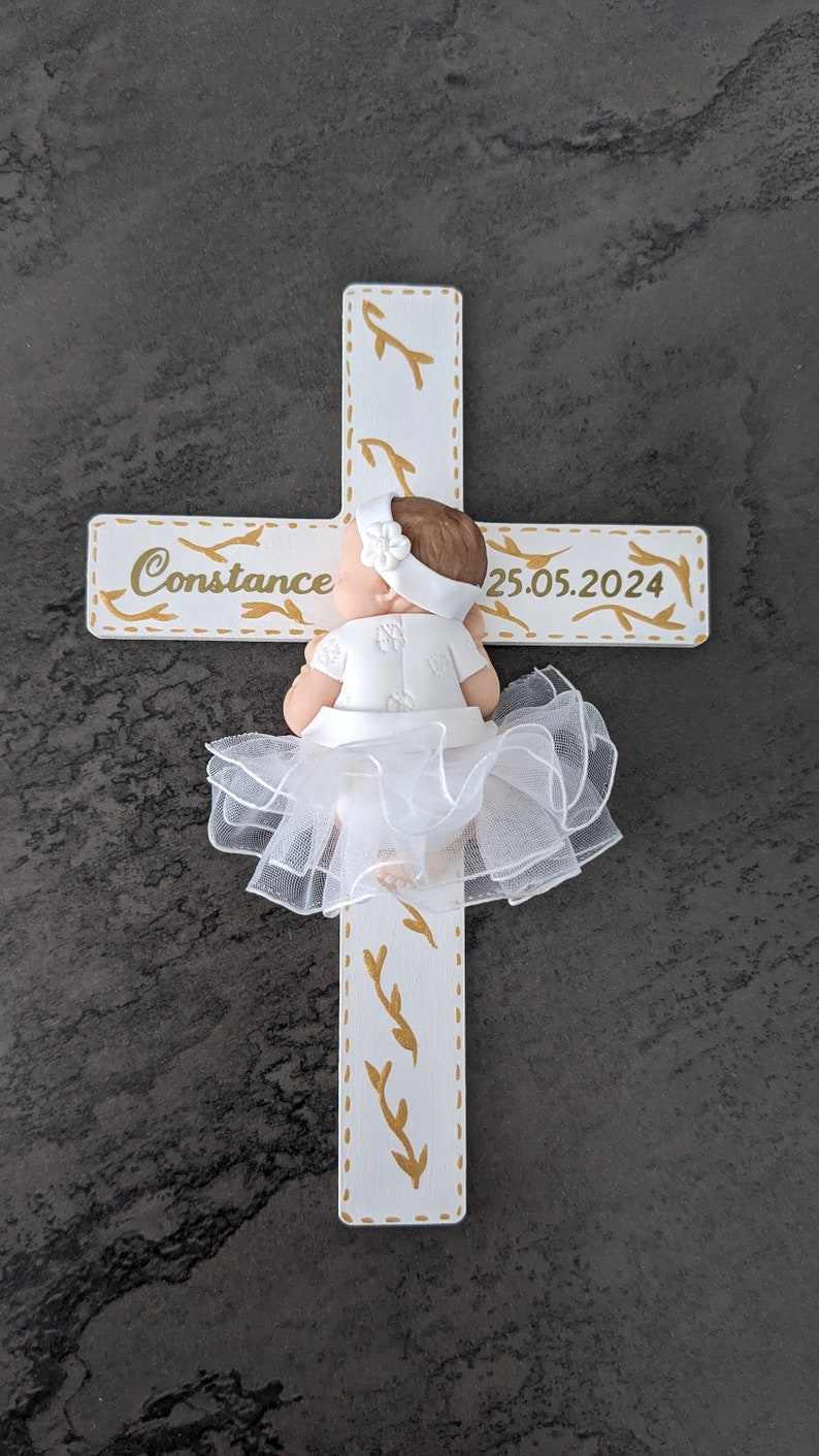 plaque croix avec bébé miniature fille et vêtement de baptême bandeau