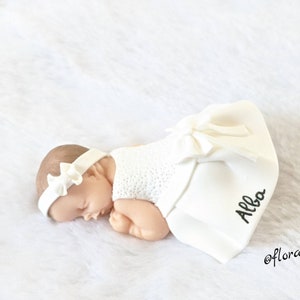 PLUSIEURS MODELES Bébé Louna fille avec robe blanche et noeud miniature en fimo à personnaliser pour baptême, anniversaire, naissance image 2