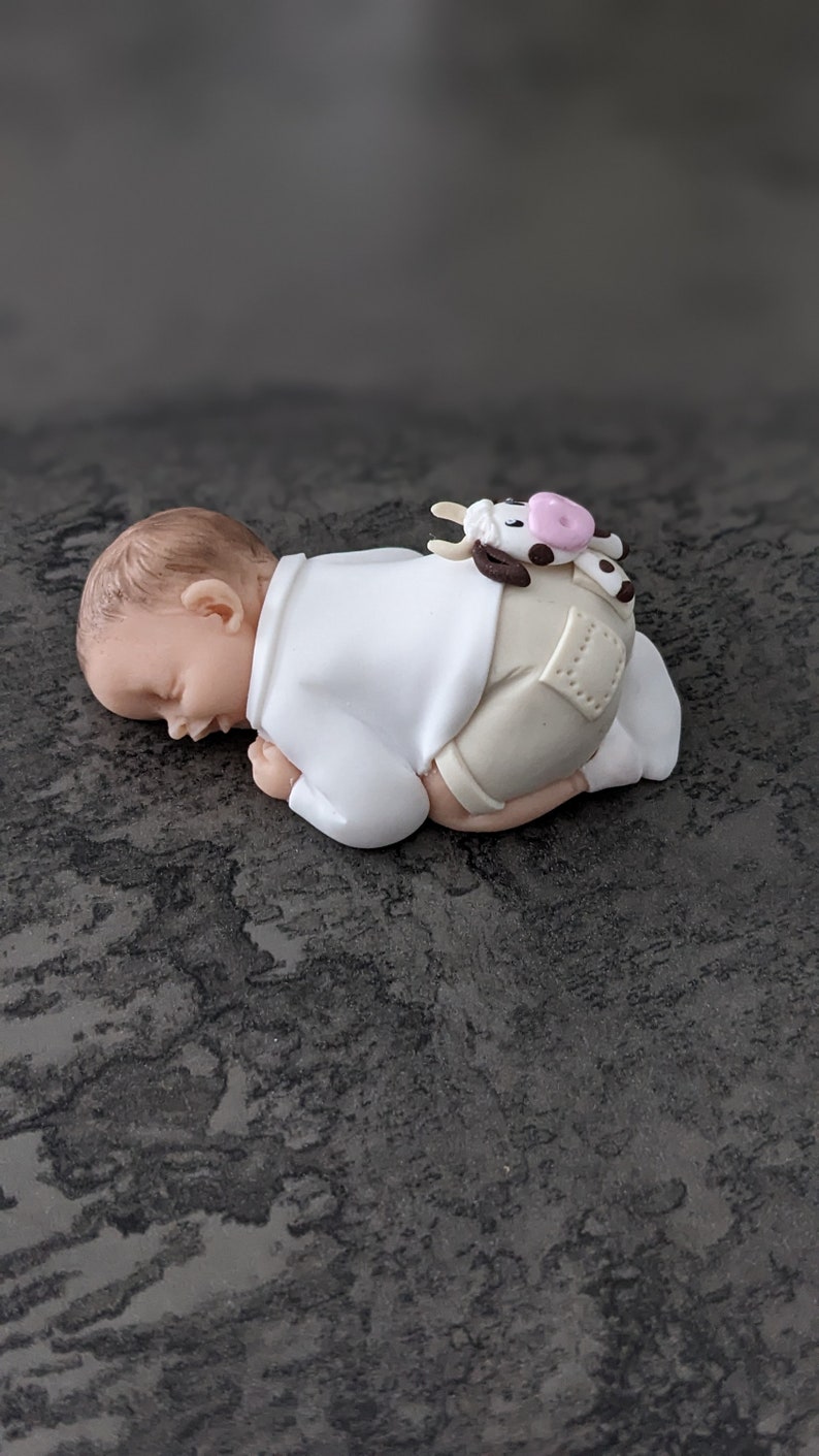 miniature bébé garçon avec son doudou vache pour naissance, baptême anniversaire image 2