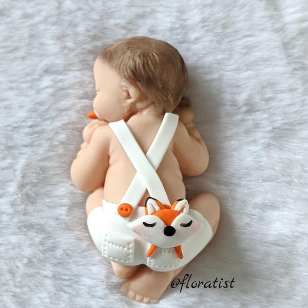 Bébé  miniature garçon avec short à bretelle blanc vêtement bapteme avec doudou renard  fimo, anniversaire, naissance