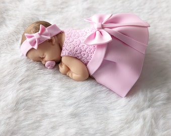 PLUSIEURS MODELES Bébé Louna -  fille avec robe  rose et noeud miniature en fimo à personnaliser  pour baptême, anniversaire, naissance