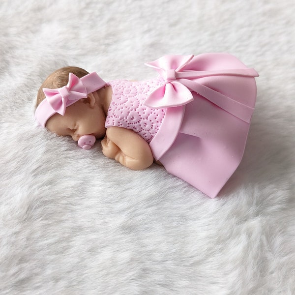 PLUSIEURS MODELES Bébé Louna -  fille avec robe  rose et noeud miniature en fimo à personnaliser  pour baptême, anniversaire, naissance