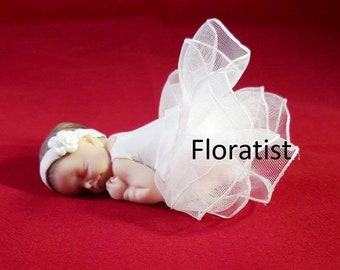 PLUSIEURS MODELES  Bébé fille avec robe tissu tutu blanche miniature en fimo à personnaliser  pour baptême, anniversaire, naissance