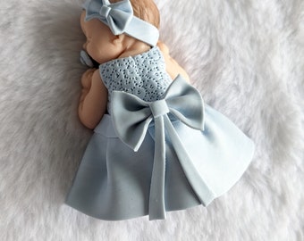PLUSIEURS MODELES Bébé Louna -  fille avec robe  bleu  et noeud miniature en fimo à personnaliser  pour baptême, anniversaire, naissance