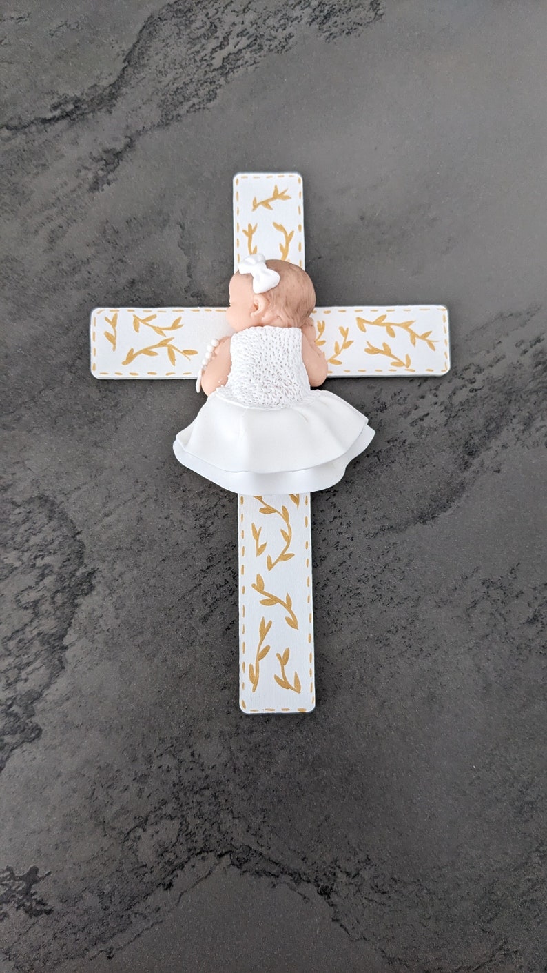 plaque croix avec bébé miniature fille et vêtement de baptême noeud + chapelet