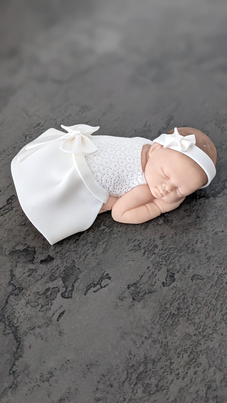 PLUSIEURS MODELES Bébé Louna fille avec robe blanche et noeud miniature en fimo à personnaliser pour baptême, anniversaire, naissance grand modèle