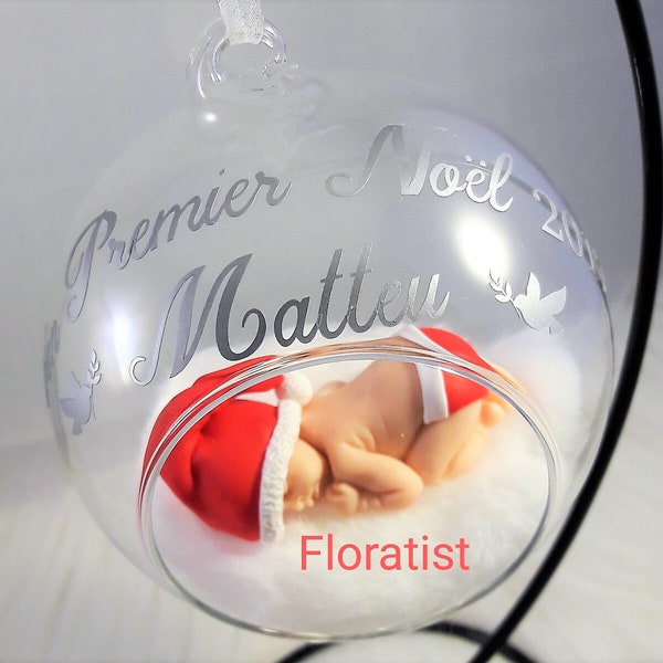 boule en verre avec bébé  couche et bonnet de Noël miniature mon premier Noël à personnaliser