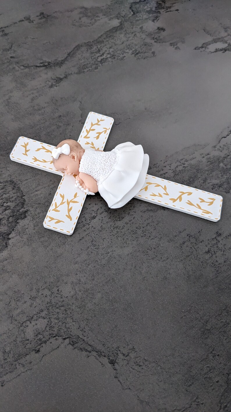 plaque croix avec bébé miniature fille et vêtement de baptême image 2