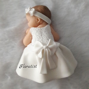 PLUSIEURS MODELES Bébé Louna fille avec robe blanche et noeud miniature en fimo à personnaliser pour baptême, anniversaire, naissance toute blanche