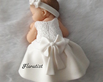 PLUSIEURS MODELES Bébé Louna -  fille avec robe  blanche et noeud miniature en fimo à personnaliser  pour baptême, anniversaire, naissance