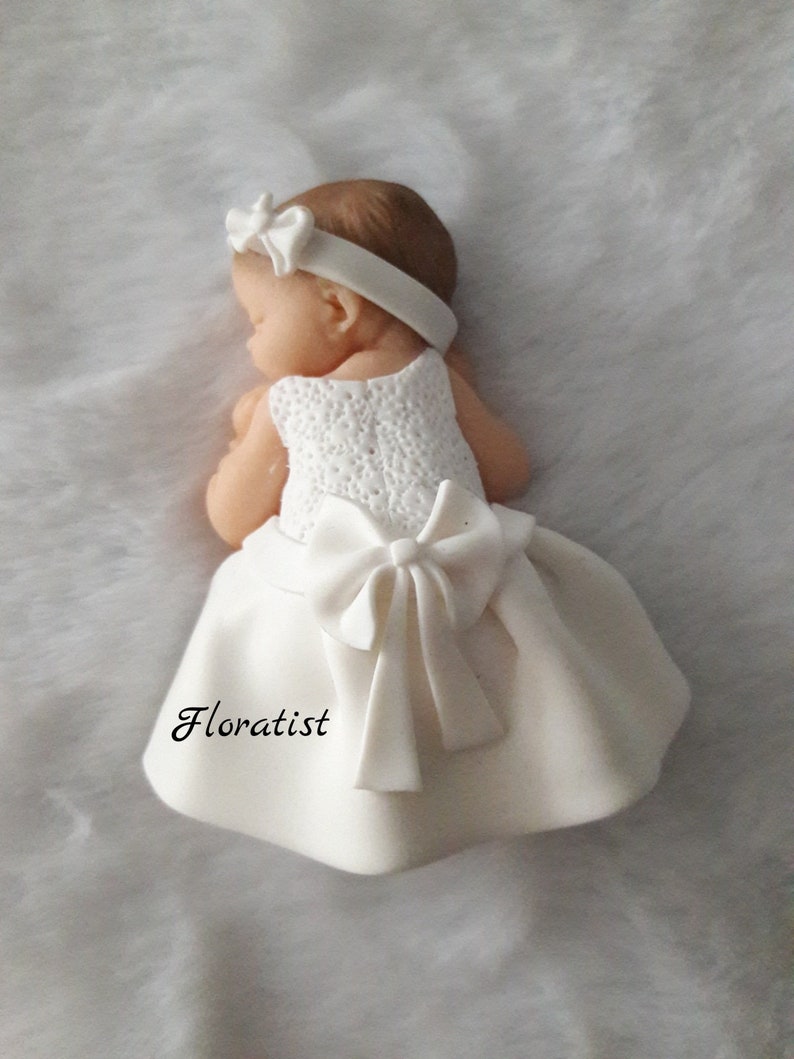 PLUSIEURS MODELES Bébé Louna fille avec robe blanche et noeud miniature en fimo à personnaliser pour baptême, anniversaire, naissance toute blanche