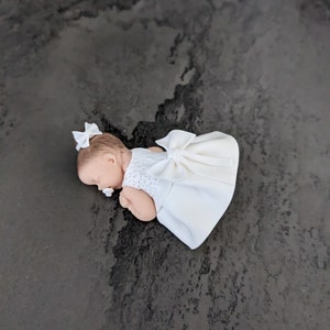 PLUSIEURS MODELES Bébé Louna fille avec robe blanche et noeud miniature en fimo à personnaliser pour baptême, anniversaire, naissance chignon