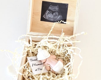 boîte babybox floratist en bois avec échographie pour annoncer une grossesse / demande parrain marraine avec bébé miniature couche et bonnet