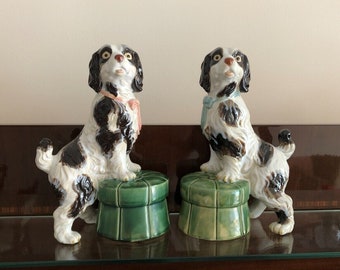 Coppia di fermalibri in maiolica in stile Staffordshire con statuette di cani Cocker Spaniel degli anni '50
