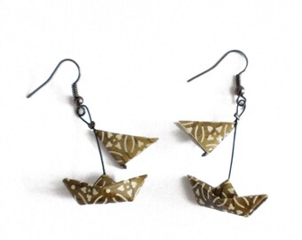 Boucles d'oreille Origami Bateaux voiles kaki et blanc, bijoux pliage fait main, papier washi japonais