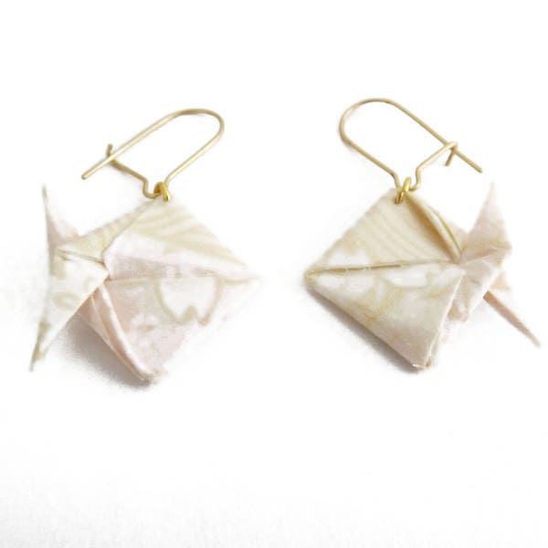 Boucles d'oreille origami poisson en papier washi ivoire irisé, papier japonais, pliage fait main