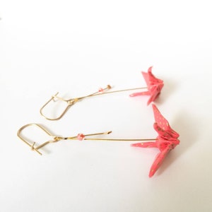 Boucles d&#39;oreilles origami oiseaux rose corail et pois dorés, boucles d&#39;oreille fait main français