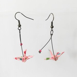 Boucles d&#39;oreilles origami oiseaux grues rose et multicolore, boucles d&#39;oreille fait main français