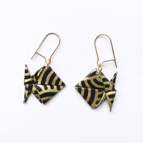 Boucles d'oreilles origami poisson noir et doré, bijoux en papier, fait-main français