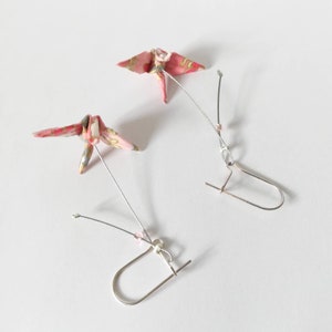 Boucles d&#39;oreilles origami grues tons rose et multicolores, boucles d&#39;oreille fait main français