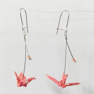 Boucles d&#39;oreilles origami oiseaux grues corail et blanc, boucles d&#39;oreille fait main français