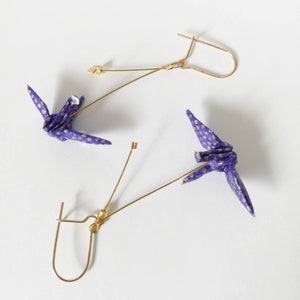 Boucles d&#39;oreilles origami oiseaux grues indigo et pois dorés, boucles d&#39;oreille fait main français