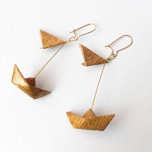 Orecchini barca Origami, barche cammello e oro, barche a vela origami, gioielli di carta, regalo per lei